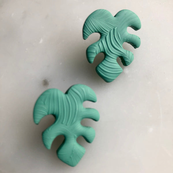 MONSTERA STATEMENT STUDS | green