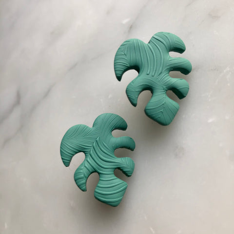 MONSTERA STATEMENT STUDS | green